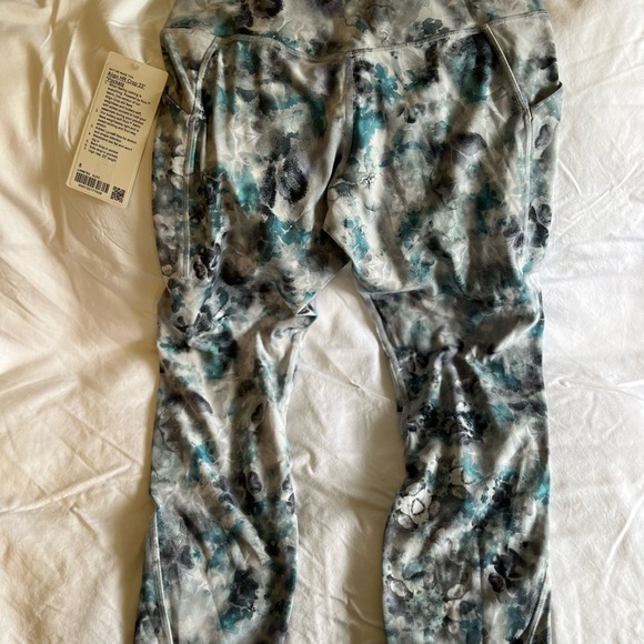 🍋 🍋NWT Lululemon Cropped workout leggings, Size 8 - Picture 6 of 6